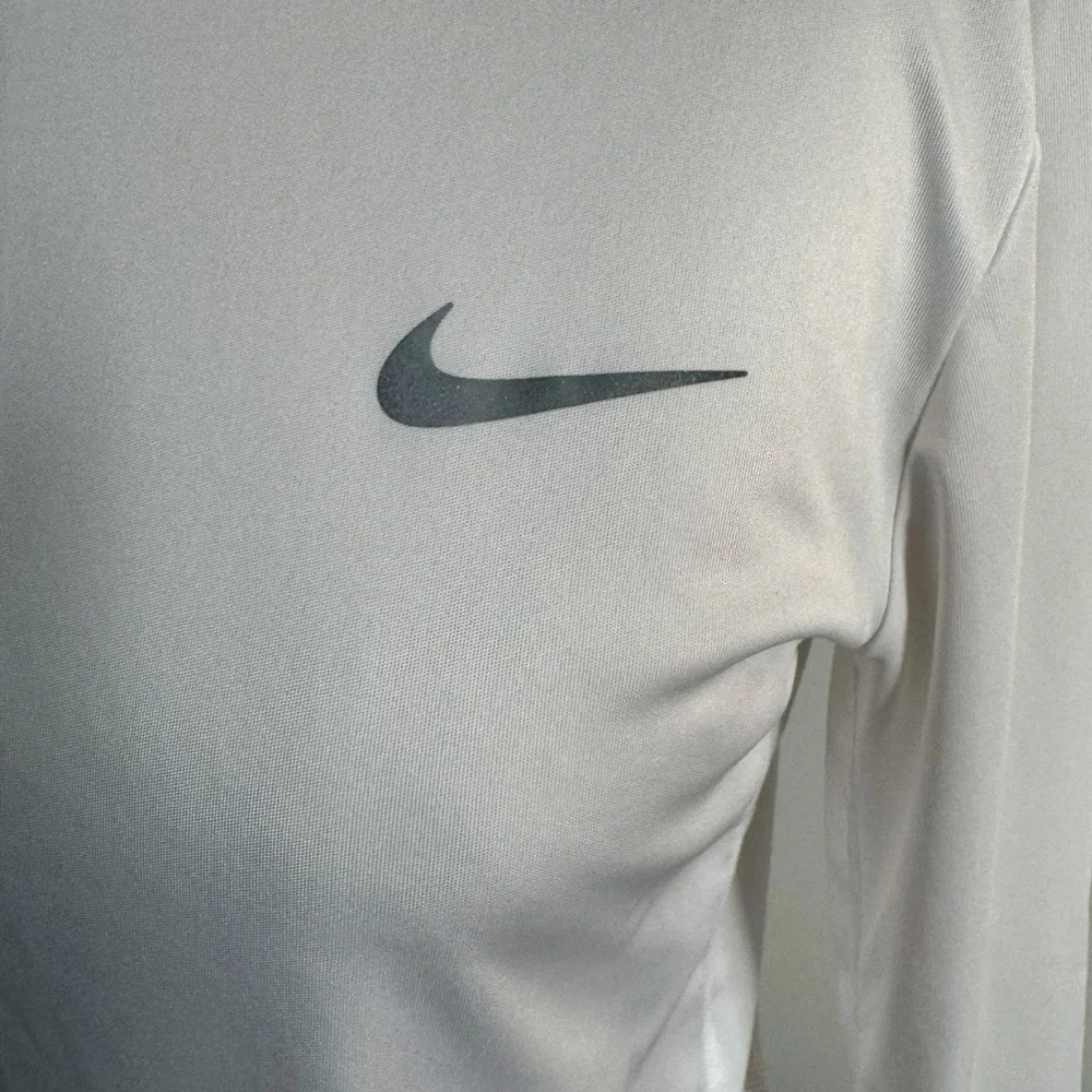 Nike women’s White Fitted Long Sleeve Tee size XS
